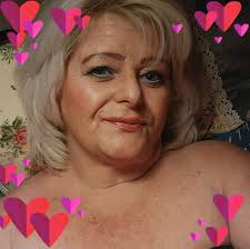 does anyone know if my beardies a boy or girl i've been trying to figure  out for a couple of months and still can't tell , i can't use a flashlight  to