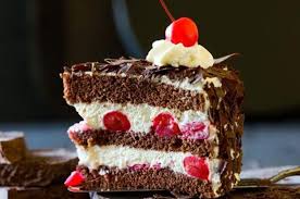 Acht handgefertigte pralinen mit und ohne alkohol in einer eleganten und schlichten schwarzen schachtel. Enthalt Es Wirklich Alkohol Also Der Kuchen