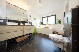 Badezimmer Modern Mit Doppelwaschtisch Badewanne Unter Fenster Bad Ideen Inneneinrichtung Fertighaus Stadtvilla Wynwood Fertighauser Kubus Haus Bauhausstil