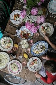 How many guests can efficiently move between houses and not upset the schedule? How To Host A Gorgeous Dinner Party Without Cooking Dinner Party Summer Summer Dinner Dinner Party Table Settings