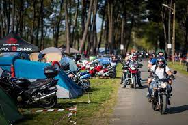 Les qualifs passées, place à la course avec de grosses sensations. 24 Heures Motos Ou Stationner Et Planter Sa Tente Aco Automobi