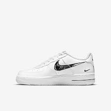 The og baller with crisp leather and stitched overlays in iconic white color is a wardrobe staple. Air Force 1 Nike Ae