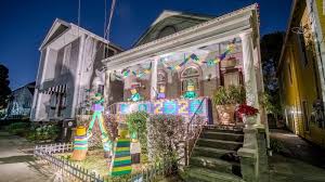 Andrew takes you on a walking tour of the uptown/carrolton neighborhood to explore the wonderful house floats that have been popping up for mardi gras 2021. Mardi Gras Parades Got Canceled By Covid 19 So New Orleanians Turned Their Houses Into Floats Cnn