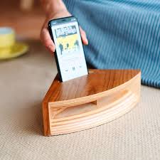 Clappin Jam Wooden Iphone Dock Amplifies Sound Without Power Smartphone Diy Speakers Iphone Dock