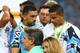 A polêmica presença de carol portaluppi no gramado da arena do grêmio, no final do segundo jogo da semifinal contra o cruzeiro, que quase custou a perda do mando de campo na decisão da copa. Carol Portaluppi Pictures Photos Images Zimbio