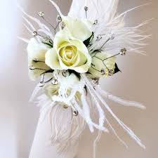 Entdecken sie die highlights des neuen mini cooper. Five White Mini Roses Corsage With Feathers And Bling By Cactus Flower