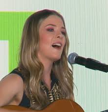 Dejando un legado musical: la historia de letras, raíces y amor de Katie  James