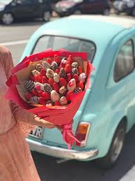 Bouquet De Fraises Au Chocolat Idee Cadeau En 2020 Fraise Au Chocolat Presentation Fruits Compositions Comestibles