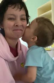 Mom Of 4 Allows Kids To Go Barefoot In Public, Drink Coffee, Eat Sand &  More That 'Others Don't Agree With' 🤔 Check comments 👇