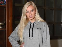 Φορώντας ένα αποκαλυπτικό μαγιώ σε γαλάζιο χρώμα, η ξανθιά καλλονή ήταν μεθυστική. Tzoylia Noba Aytos Einai O Neos Ths Syntrofos Kai Ayth H Antidrash Toy Prwhn Ths Znews