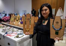 Arca helang yang diperbuat daripada kaca kristal dan coker batik menjadi  cenderamata istimewa yang akan dihadiahkan kepada delegasi Permukiman  Menteri Luar ASEAN (AMM) yang akan berlangsung pada esok dan Ahad, di  Langkawi.