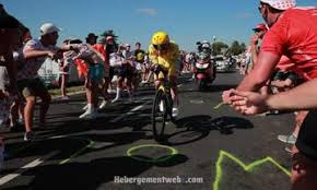 De tijdrit vond plaats op een warme dag in de buurt van bordeaux en dat was voor veel vermoeide renners te zien. Tadej Pogacar Behoudt Titel Tour De France Na 20e Etappe Tijdrit