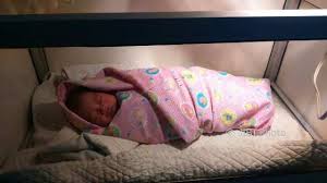 Berdasarkan penyelidikan sementara pihak kepolisian, bayi tersebut dibuang oleh seorang remaja perempuan dari lantai empat sebuah flat di mayang pasir 5, bayan baru, penang pada hari rabu. Penemuan Bayi Madiun Bayi Laki Laki Baru Lahir Ditinggal Di Depan Rumah Warga Geger