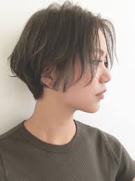 美シルエットこなれ感ショート 丸顔 20代 におすすめ外国人風 オフィス コンサバ ナチュラル小顔マッシュ センターパート アッシュグレイカラー 白髪染めグレージュ ヘアサロン予約 ozmallビューティ ヘアカット ヘアスタイリング ショートのヘアスタイル