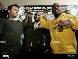 Boxers Oscar de la Hoya, left, and Floyd Mayweather, right, pose for  photographers with Bernard Hopkins, center, following a joint news  conference in Philadelphia, Wednesday, Feb. 21, 2007. De La Hoya and