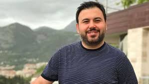 Cenaze törenine selçuk tektaş'ın ailesi, sevenleri ve yakınlarının yanı sıra çağla şikel, bülent serttaş, burhan çaçan gibi sanat dünyasından çok sayıda kişi katıldı. Yogun Bakimda Olan Alisan In Kardesi Selcuk Tektas In Saglik Durumunun Kritik Oldugu Ogrenildi