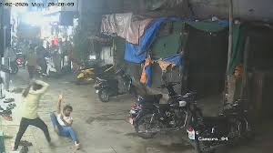 पुणे में युवक का पीछा कर दरांती से हमला, सिर पर लगे 30 से अधिक टांके, CCTV  में बर्बरता कैद - India TV Hindi