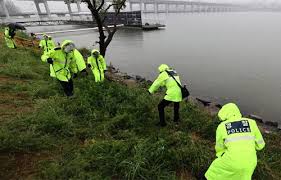 서울경찰청은 30일 오전 11시29분쯤 한강공원 반포안내센터 직원이 환경미화원 b씨가 습득해 제출한 것이라고. 5xi Sl1jbdmjem