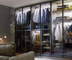 Der schrank bringt den charme des naturmaterials massivholz anmutig zur geltung und zeigt wie warm und gemütlich massive formen sein können. Novamobili Kleiderschrank Perry Kleiderschrank Schrank Mit Glasturen Ankleideraum Design