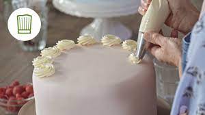 Das sogenannte frosting oder topping rezept eignet sich zum verzieren von kuchen, torten, cupcakes oder ähnliches. Torten Hubsch Dekorieren 5 Tipps Vom Profi Chefkoch De Youtube