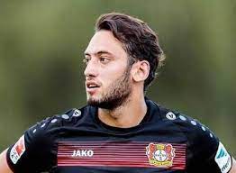 Hakan çalhanoğlu'nun hayatına ilişkin detaylar da yeniden gündeme geldi. Hakan Calhanoglu Kimdir