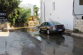 Bodrum Da Dere Yatagi Tasti Otomobil Derede Suruklendi Mugla Haberleri