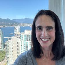 Are sandals and shorts with polo shirts acceptable in restaurants?