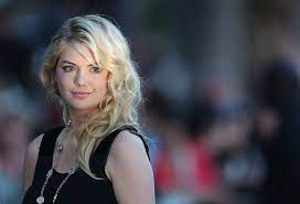 Most of them are short, trendy and approved by celebrities. 20 Of The Coolest Hairstyles For Women With Smaller Face