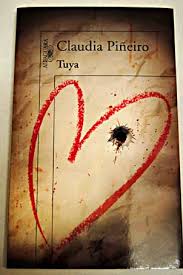 Un corazón dibujado con rouge, cruzado por un «te quiero» y firmado «tuya» le revela a inés que su marido la engaña. Tuya Claudia Pineiro