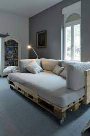 Canapé, table basse et chaise longue colorés : Palettes En Bois 35 Cool Idees Pour En Faire Des Meubles Fabriquer Un Canape Mobilier De Salon Meuble Palette