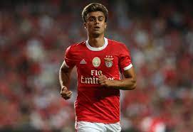 Jota is under contract at the portuguese giants until 2022 and has a minimum release clause of 30 million euros, which benfica are attempting to raise to 120 million euros as part of an improved. Tribuna Expresso Grandes Jogos Jota Assinatura Com Jorge Mendes Adia Renovacao Com Benfica