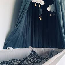 Le Ciel De Lit Qui Cree Un Cocoon Et Habille De Facon Majestueuse Avec Quelques Touches De Dore Et Un Mag Chambre Bebe Bleu Nuit Ciel De Lit Chambre Bebe Bleu