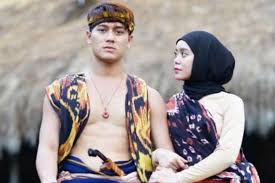 Sangat di sayangkan jika anda berada di kota majalengka tidak mengunjungi wisata budaya yang mempunyai keindahan yang tiada duanya tersebut. Serasi Pakai Pakaian Adat Sumba Lesty Kejora Dan Rizky Billar Prewedding Portal Pasuruan