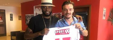 Site officiel du fc sion, club de légende. Alex Song Posiert Jetzt Beim Fc Sion Mit Seinem Neuen Trikot