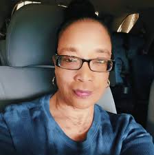 Who can recommend a hairdresser for curly and dry hair with alopecia?