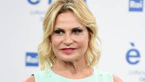 A #dettofattorai @simo_ventura parla di #gameofgames, il nuovo game show di @raidue: Simona Ventura Nuovo Look Per L Autunno Con Un Taglio Corto Simbolo Del Passato Aciclico Com
