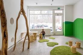 Kita Berlin Drachenhohle Interieur Teppich Wand Grun Baum Kletterstange Innenarchitektur Schulen Schule Design Kinder Spielzimmer