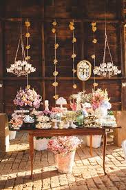 Cubra com uma pano bem bonito, use vasos de plantas e outros tipos de enfeites, algo bem simples mesmo, porém. Mesa De Bolo De Casamento 67 Inspiracoes Para Decorar Sua Festa