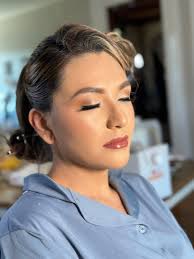 Who can do natural prom makeup in Jackson, TN?