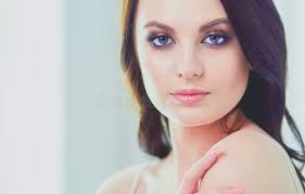 Bella morena en la cama. imagen de archivo. Imagen de deseo