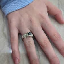 Ángeles y demonios anillo de compromiso en oro blanco