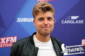 Besides his solo career he is also a member of the pop group estraden. Sandro Cavazza Festivalphoto