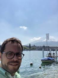 لوتسيرن من أجمل مدن سويسرا 🇨🇭 وتقع في قلب البلاد محاطة بالجبال وأشهرها  جبل بيلاتوس وريجي. المدينة معروفة بجسر تشابيل (Kapellbrücke) اللي هو أقدم  جسر خشبي مغطى في أوروبا والبرج المائي اللي