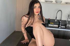 A Karely Ruiz de OnlyFans se le cae el sexy vestido en este video sin  querer queriendo | MARCA México