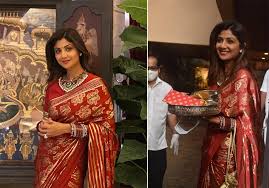 Bollywood S Karva Chauth Celebrations 2020 Weddingsutra కర్వా చౌత్‌ నాడు భర్త ఆయురారో గ్యాల కోసం రోజంతా ఉపవాసం ఉండి, చంద్రుడిని చూశాక భోజనం చేస్తారు.