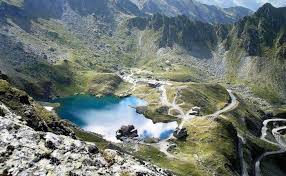360 m în lungime, suprafața de 46508 m2 și adâncimea de 11. Trasee Montane In FÄƒgÄƒras Cele Mai Frumoase Varfuri Ale MunÅ£ilor Epoch Times Romania