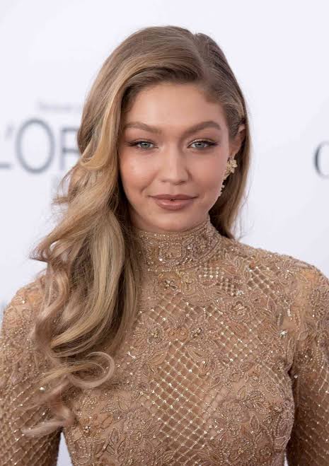 Deep Side Parts: How to Create Them and Styling Inspo
