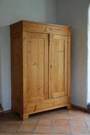 Kleiderschränke sind ein essenzieller bestandteil einer wohnungseinrichtung. Schoner Alter Schrank Aus Holz Alte Schranke Kleiderschrank Holz Schrank