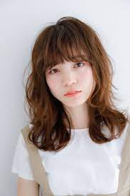 たっぷり前髪で小顔効果 大人カワイイ を叶えるふわくしゅミディアムヘア lee ミディアムヘア ミディアムロング ミディアム パーマ
