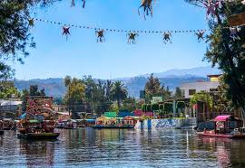 Today, as in centuries past, canals surround raised agricultural fields called chinampas. A Complete Guide To The Floating Gardens Of Xochimilco How To Get There And What To Do The Creative Adventurer